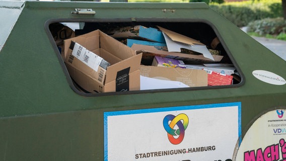 Voller Altpapiercontainer der Stadtreinigung in Hamburg © MAGO / Norbert Schulz Foto: Norbert Schulz