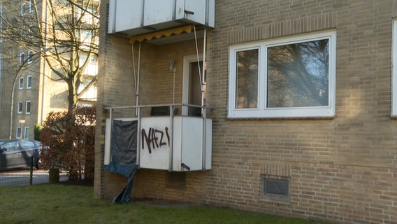 Eine Hauswand mit einem Balkon auf den mit schwarzer Schrift "Nazi" steht. © Hamburg News Verkauf 