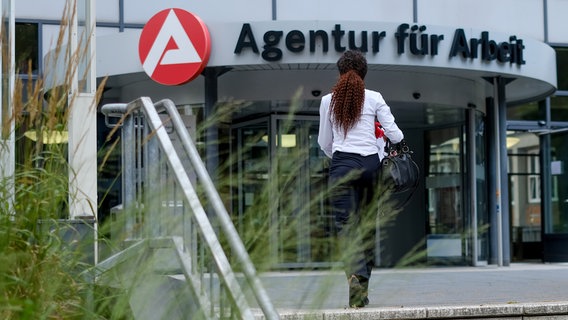 Eine Frau betritt in Hamburg eine Agentur für Arbeit. © picture alliance / dpa Foto: Axel Heimken