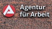 Das Agentur-Logo hängt an der Agentur für Arbeit in Hamburg. © picture alliance / dpa | Bodo Marks Foto: Bodo Marks
