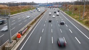 Normaler Verkehr herrscht auf der Autobahn A7 zwischen dem Dreieck Hamburg-Nordwest und der Ausfahrt Hamburg-Stellingen. Wegen Asphaltsanierung kommt es auf der A7 Richtung Süden zwischen dem Autobahndreieck Hamburg-Nordwest und der Anschlussstelle Hamburg-Volkspark zu einer Wochenendsperrung. © picture alliance/dpa Foto: Christian Charisius