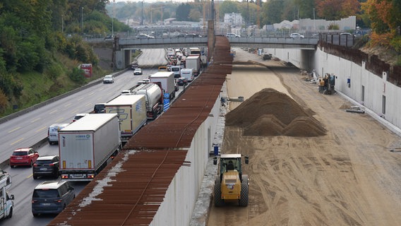 Blick auf die Baustelle für den Lärmschutz-Deckel zwischen den Anschlussstellen Hamburg-Volkspark und Hamburg-Bahrenfeld auf der Autobahn A7 in Richtung Süden. © picture alliance / dpa Foto: Marcus Brandt