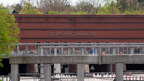 Die Autobahn A7 ist an der Anschlussstelle Volkspark wegen Bauarbeiten im Bereich des Elbtunnels voll gesperrt (Archivbild). © picture alliance/dpa | Daniel Bockwoldt Foto: Daniel Bockwoldt