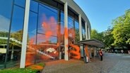 Das Audimax der Hamburger Universität wurde mit Farbe besprüht. © HamburgNews 