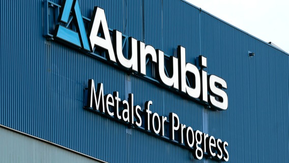 Das 'Aurubis Metals for Progress'-Logo und Schriftzug auf einer Fabrikhalle. © picture alliance / Geisler-Fotopress | Christopher Tamcke Foto: Christopher Tamcke