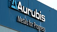 Das 'Aurubis Metals for Progress'-Logo und Schriftzug auf einer Fabrikhalle. © picture alliance / Geisler-Fotopress | Christopher Tamcke Foto: Christopher Tamcke