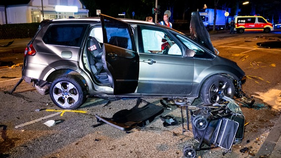 Autowracks stehen im Hamburger Stadtteil Billstedt an einer Unfallstelle. © dpa Foto: Daniel Bockwoldt