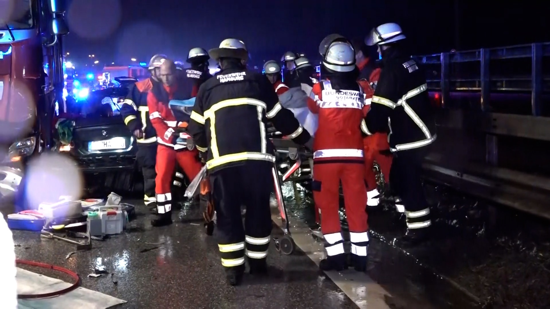 Zwei Menschen bei Unfall auf der A1 schwer verletzt