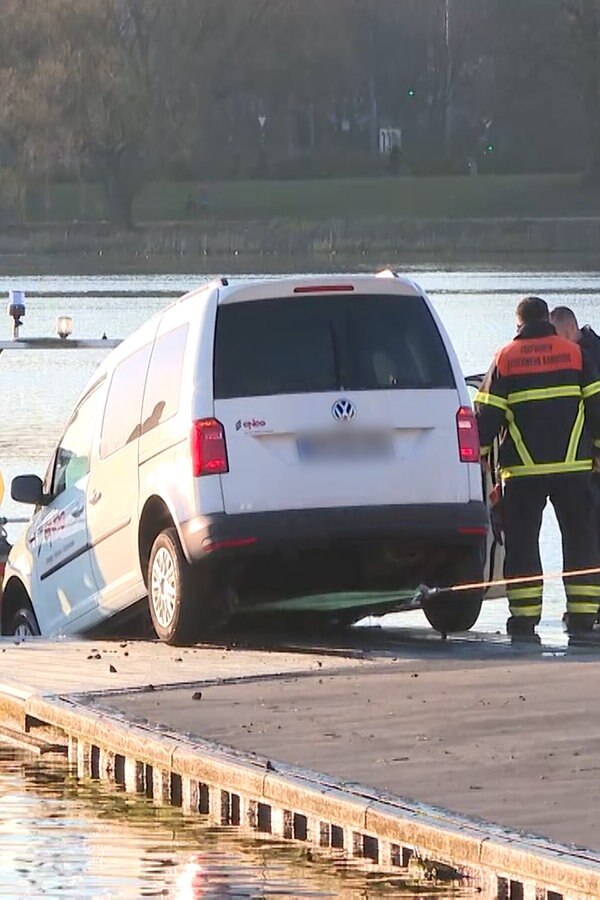 Feuerwehr zieht Auto aus der Alster NDR.de Nachrichten