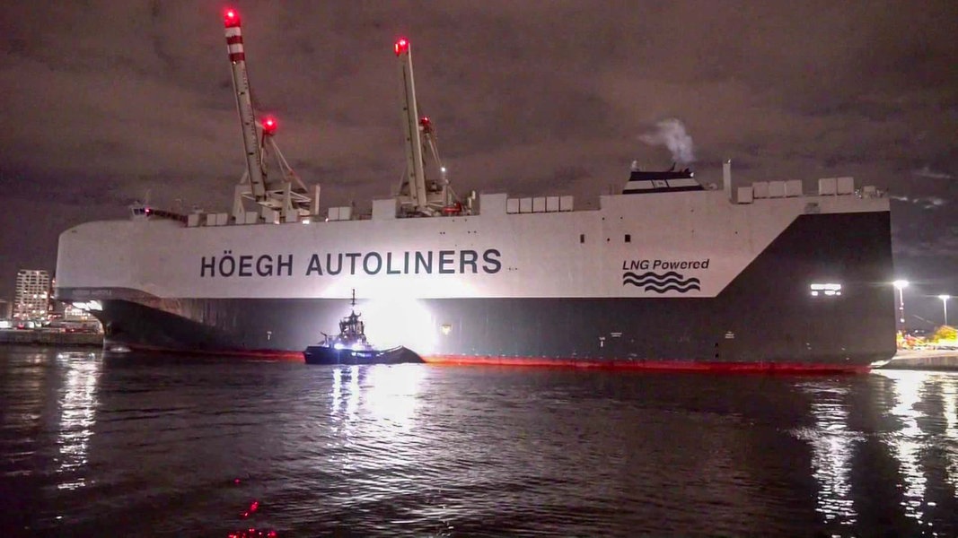 „Höegh Aurora“: Weltgrößter Autotransporter erstmals in Hamburg