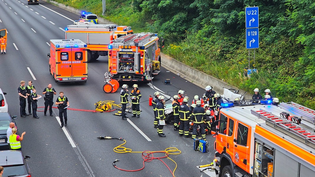 Autofahrer wird bei Unfall auf der A1 schwer verletzt