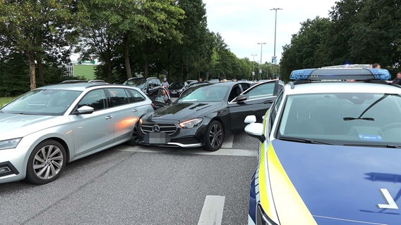 Ein Mercedes hat ein anderes Auto gerammt und steht nun zwischen dem Unfallwagen und einem Polizeiwagen auf der Fahrbahn. © Nonstop News Foto: Nonstop News