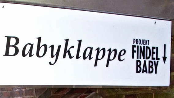 Hinweisschild auf die Babyklappe des Projekts "Findelbaby" des Vereins Sternipark © dpa Foto: Ulrich Perrey