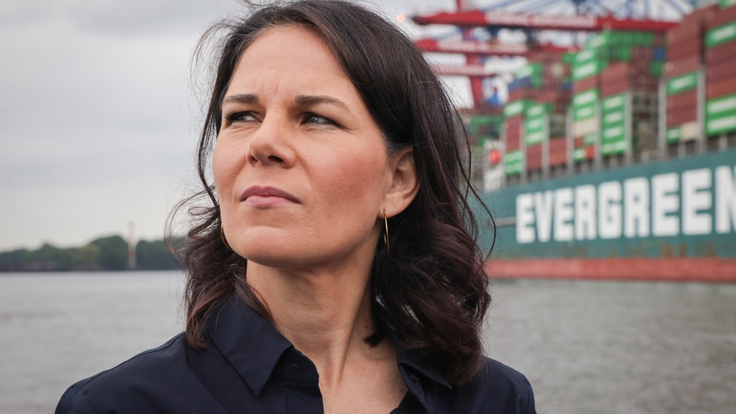 Außenministerin in Hamburg: Baerbock lobt den Hafen