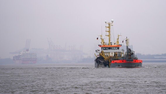 Das Baggerschiff "Amazone" fährt auf der Elbe. © picture alliance/dpa Foto: Marcus Brandt