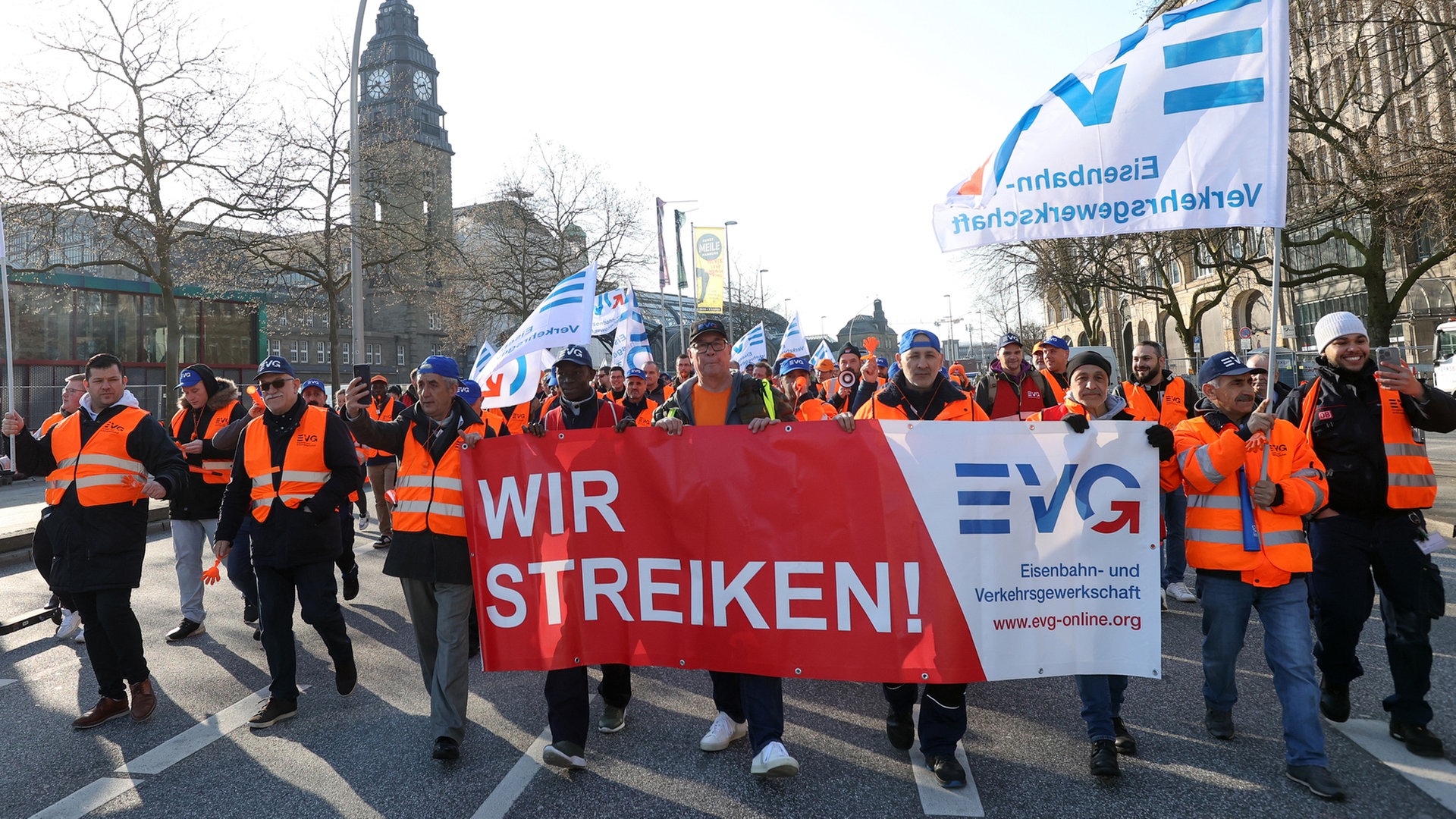 Hamburg: Züge rollen wieder, Warnstreik am Airport geht weiter