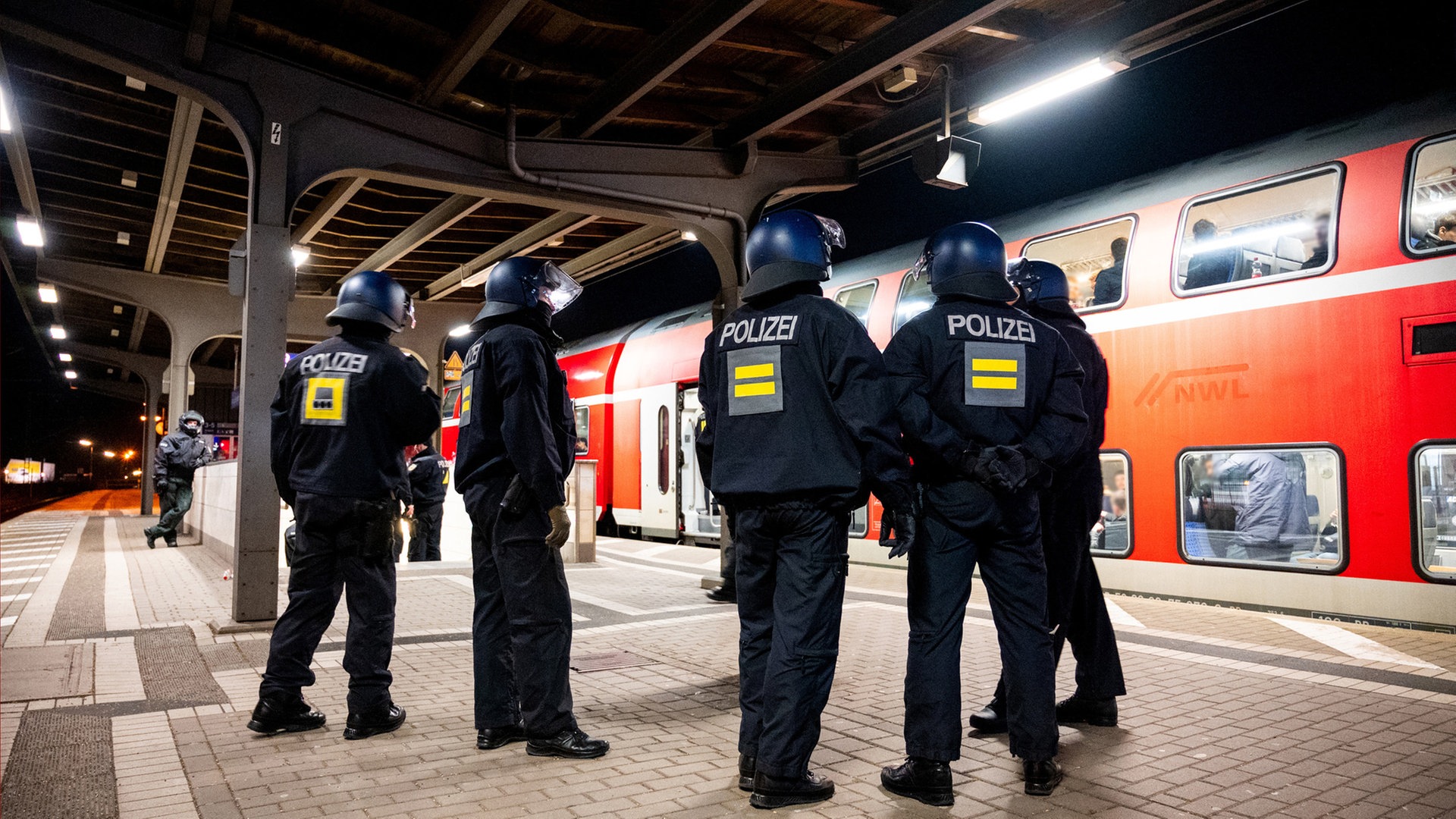 Kontrolle nach HSV-Spiel: GdP kritisiert Drohungen gegen Einsatzleiter