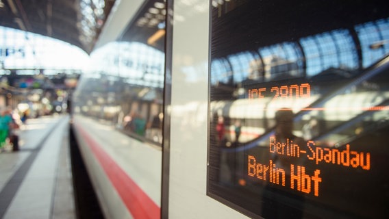 Die Digitalanzeige an einem eines ICE-Waggons zeigt das Fahrtziel Berlin Hauptbahnhof an. © dpa Foto: Gregor Fischer