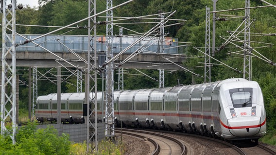 Ein ICE 4 auf der Strecke von Hamburg nach Berlin. © picture alliance / dpa Foto: Sören Stache