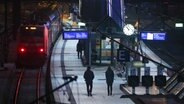 Ein Nahverkehrszug steht nach Streikbeginn im Hamburger Hauptbahnhof. © picture alliance/dpa Foto: Bodo Marks