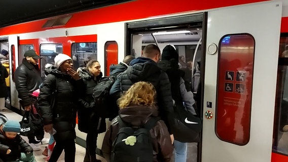 Mehrere Menschen steigen in Hamburg in eine S-Bahn.  © NDR Foto: Screenshot