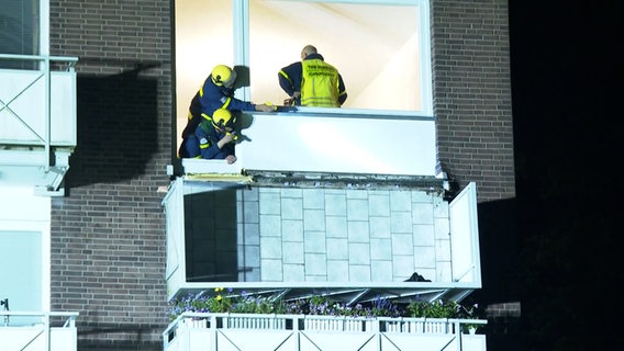 Das Technische Hilfswerk Hamburg untersucht die Unfallstelle am abgestürzten Balkon im dritten Stock eines Hauses in Hamburg-Langenhorn. © TV Newskontor 