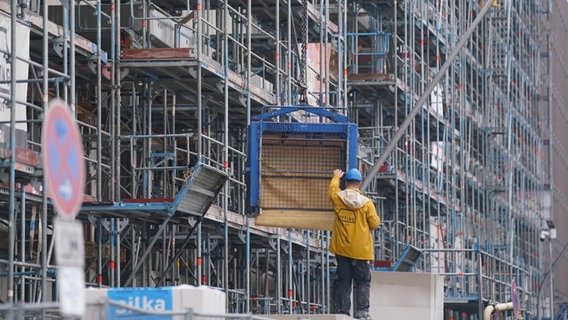 Ein Bauarbeiter arbeitet auf einer Baustelle in der Hamburger Hafencity. © dpa Foto: Marcus Brandt
