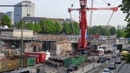 Ein Kran steht auf der Großbaustelle zur Erneuerung der Berlinertordammbrücke (Archivbild). © picture alliance / ABBfoto | - Foto: ABBfoto