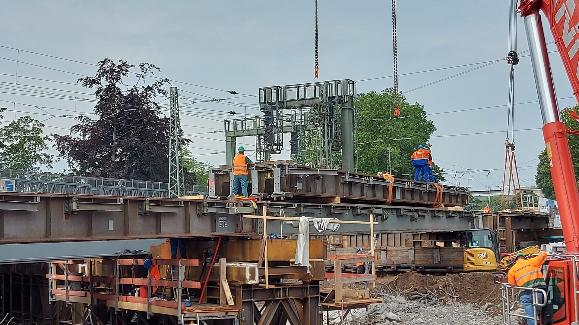 Hamburger Innenstadt: Bahnbrücken werden per Kran eingehoben