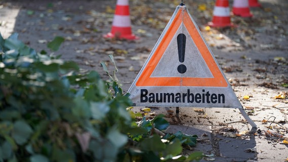"Baumarbeiten" steht auf einem Hinweisschild in Hamburg. © dpa Foto: Marcus Brandt