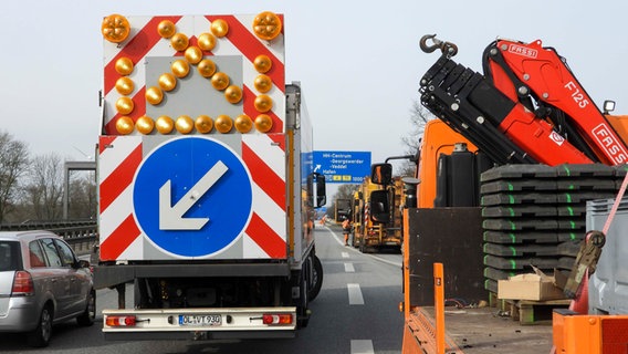 Sanierungsarbeiten auf der Norderelbbrücke sorgen für Verkehrsbehinderungen auf der A1 bei Hamburg. © ABBfoto 