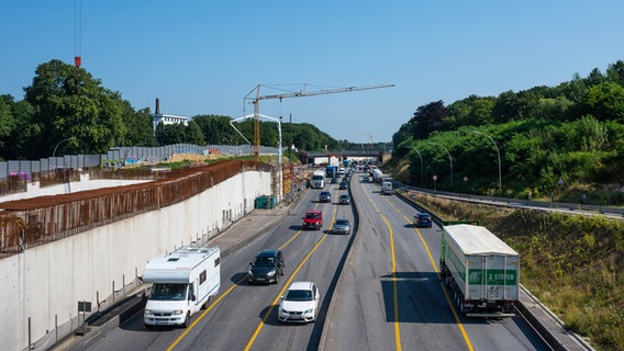 Die Baustelle für den A7 Deckel in Hambrug Altona - Autos fahren seitlich an der Baustelle vorbei © IMAGO Foto: Werner Lerooy