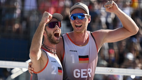 Nils Ehlers (r.) und Clemens Wickler jubeln. © Marijan Murat/dpa 