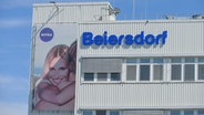 Ein Werbeplakat für Nivea hängt an einem Gebäude des Beiersdorf-Konzerns. © picture alliance / Schoening 