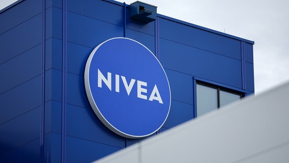 Das Logo von Nivea hängt einem Werk von Beiersdorf. © picture alliance/dpa Foto: Jan Woitas