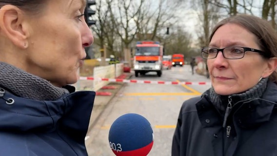 NDR-Reporterin Anna Rüter interviewt Hamburgs Schulsenatorin Ksenija Bekeris (SPD) nach dem Schulbrand in Lohbrügge © NDR 