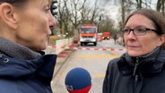 NDR-Reporterin Anna Rüter interviewt Hamburgs Schulsenatorin Ksenija Bekeris (SPD) nach dem Schulbrand in Lohbrügge © NDR 