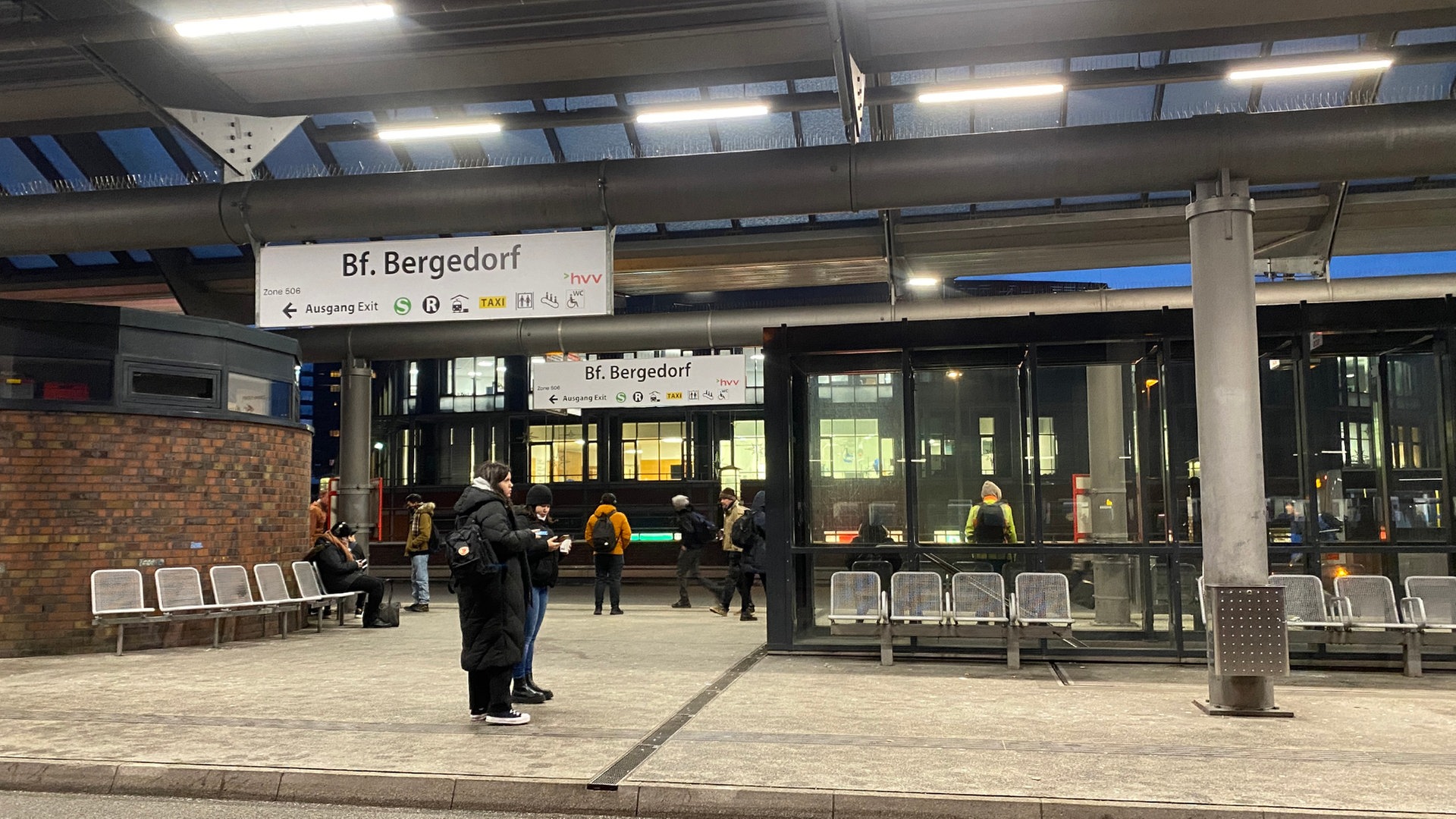 Am Bergedorfer Busbahnhof fahren die Busse wieder