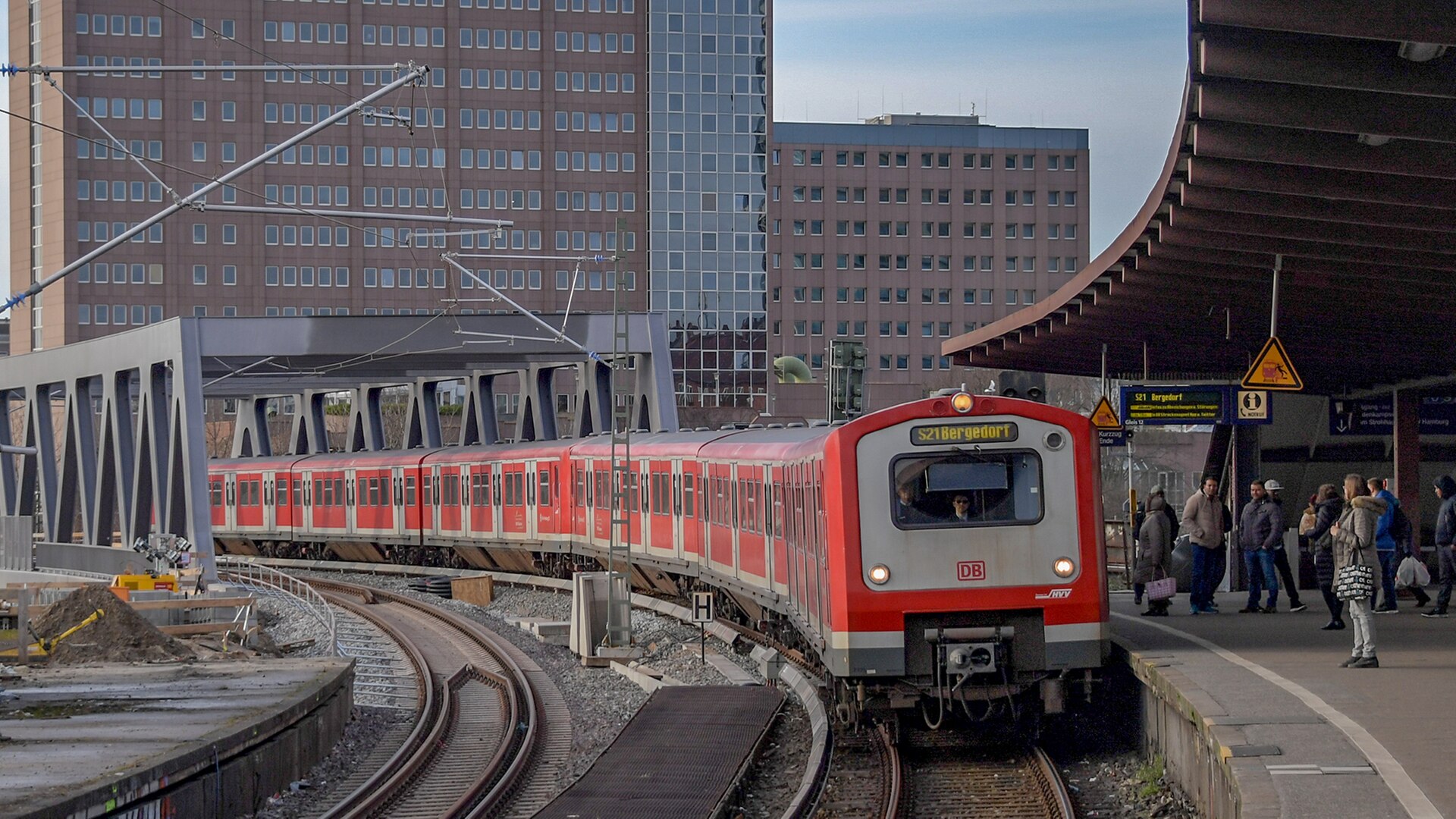 Mann von Zug erfasst: S-Bahn-Verkehr in Hamburg zeitweise eingestellt