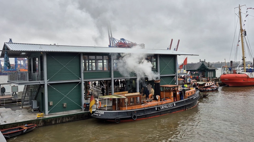 Museumshafen Oevelgönne: Schwimmendes Besucherzentrum eröffnet