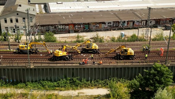 In einer Baustelle ist nahe der Gleise ein Bagger abgesackt. Der muss jetzt gesichert werden. © TVNewsKontor/DSLRnews 