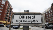 Auf einem Stadtteil-Schild steht: Billstedt. Bezirk Hamburg-Mite © dpa Foto: Angelika Warmuth