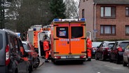 Mehrere Rettungskräfte stehen an einem Tatort in Hamburg. © NonStopNews Foto: Screenshot