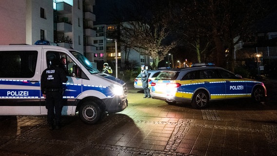 Polizisten stehen im Hamburger Stadtteil Mümmelmannsberg an einem Tatort. © Daniel Bockwoldt/dpa 