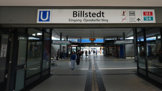 Der Eingang Öjendorfer Weg der Hamburger U-Bahnstation Billstedt. © dpa Foto: Marcus Brandt