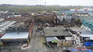 Nach dem Großfeuer haben die Abrissarbeiten an den ausgebannten Lagerhallen begonnen. © CityNews TV Foto: Frank Bründel