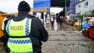 Ein Polizist steht in der Hamburger Billstraße. © picture alliance 