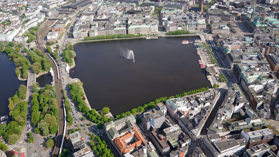 Blick aus der Luft auf die Binnenalster in Hamburg. (Archivfoto)