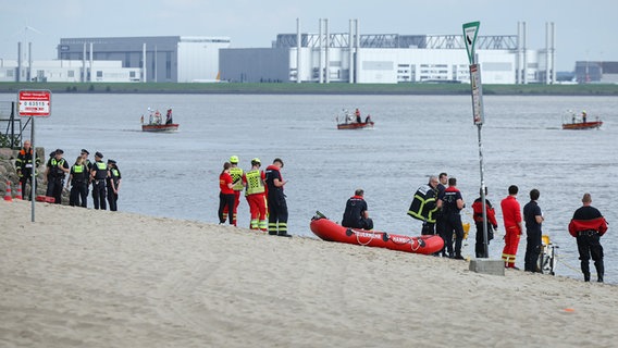 Einsatzkräfte suchen in der Elbe nach einem vermissten Kind. © Christian Charisius/dpa 