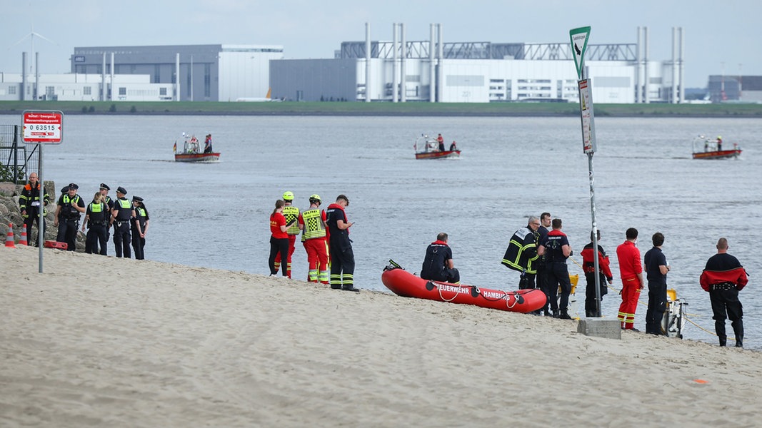 Einsatzkräfte suchen nach einem vermissten Kind in der Elbe. 